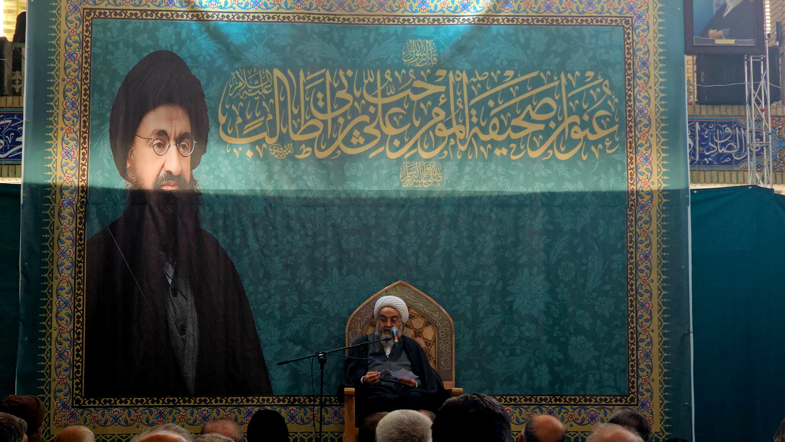 عالمان دین باید با حضور حسینی در صحنه اجتماعی، پاسدار حریم تشیع باشند